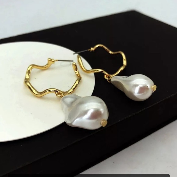 🌟 Big Gold Hoop Pearl Earrings - Picture 3 of 5